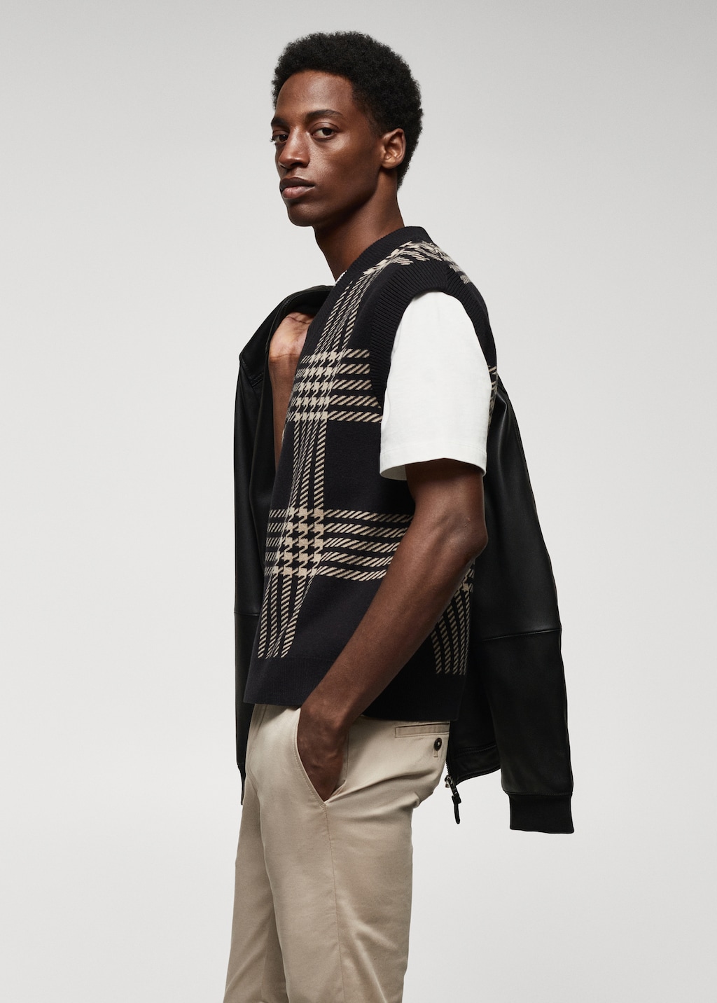 Fine-knit houndstooth-print gilet - Details of the article 2