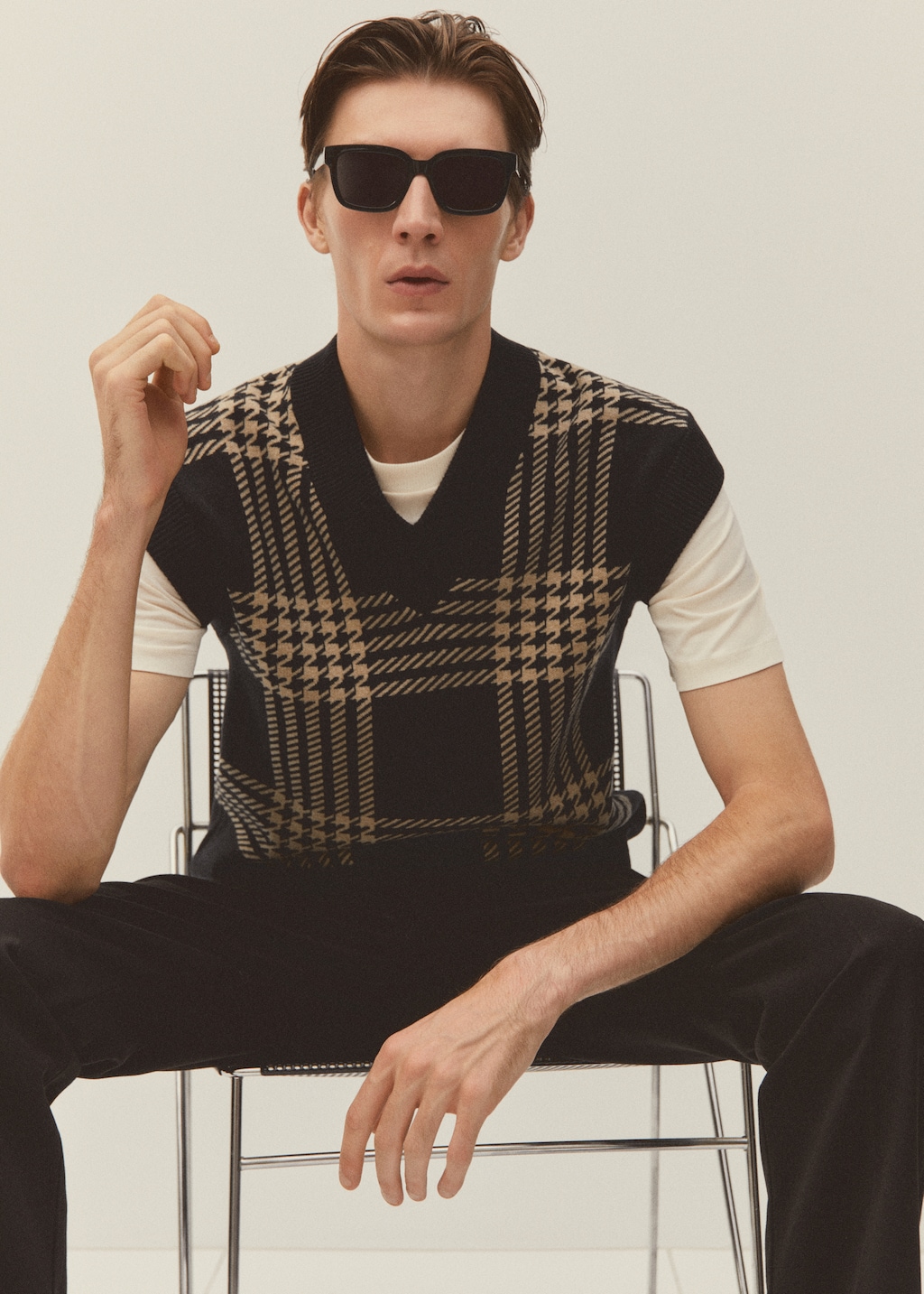 Fine-knit houndstooth-print gilet - Details of the article 5