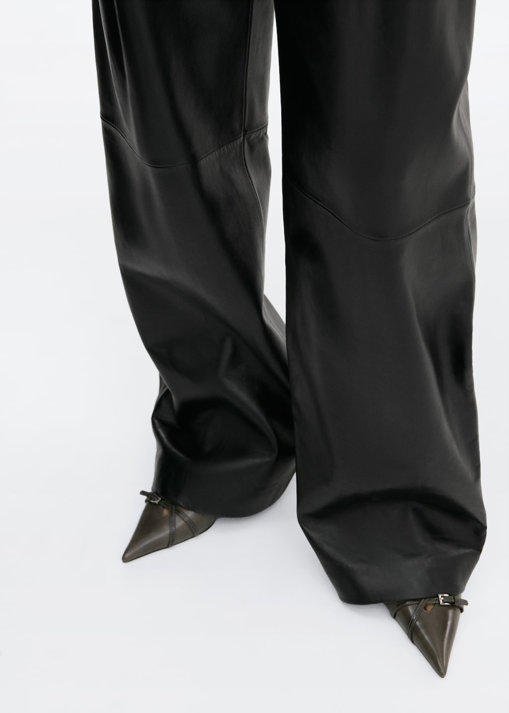 High-waist straight leather trousers - Details of the article 6