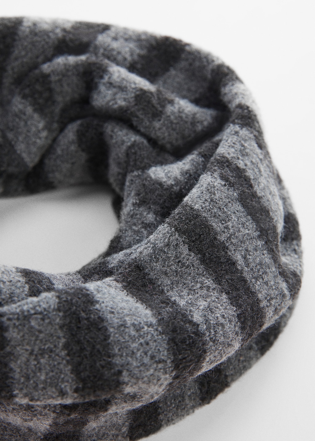 Striped knit scarf - Details of the article 1