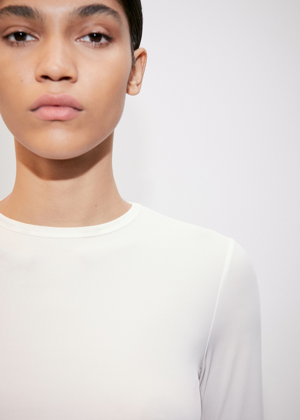 Round-neck long-sleeved t-shirt - Details of the article 1