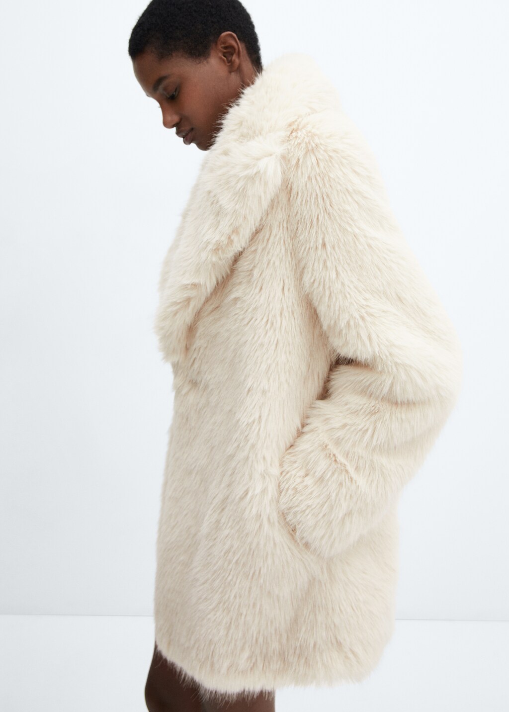 Coat with fur-effect lapels - Details of the article 6