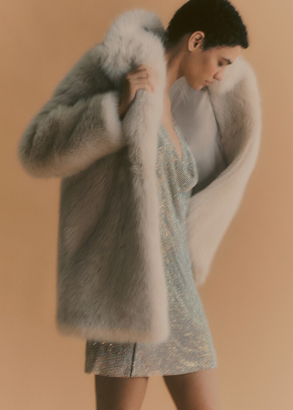 Coat with fur-effect lapels - Details of the article 7