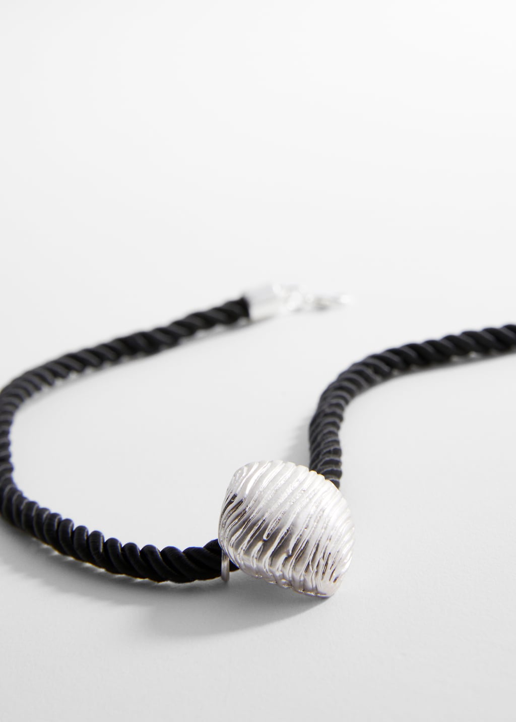 Shell cord necklace - Medium plane