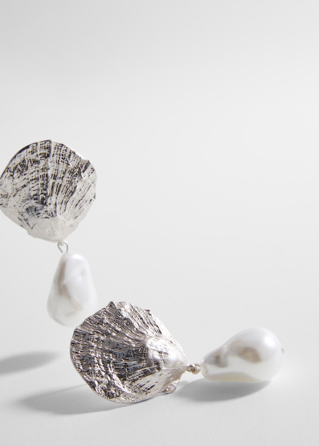 Pearl shell earrings - Details of the article 1