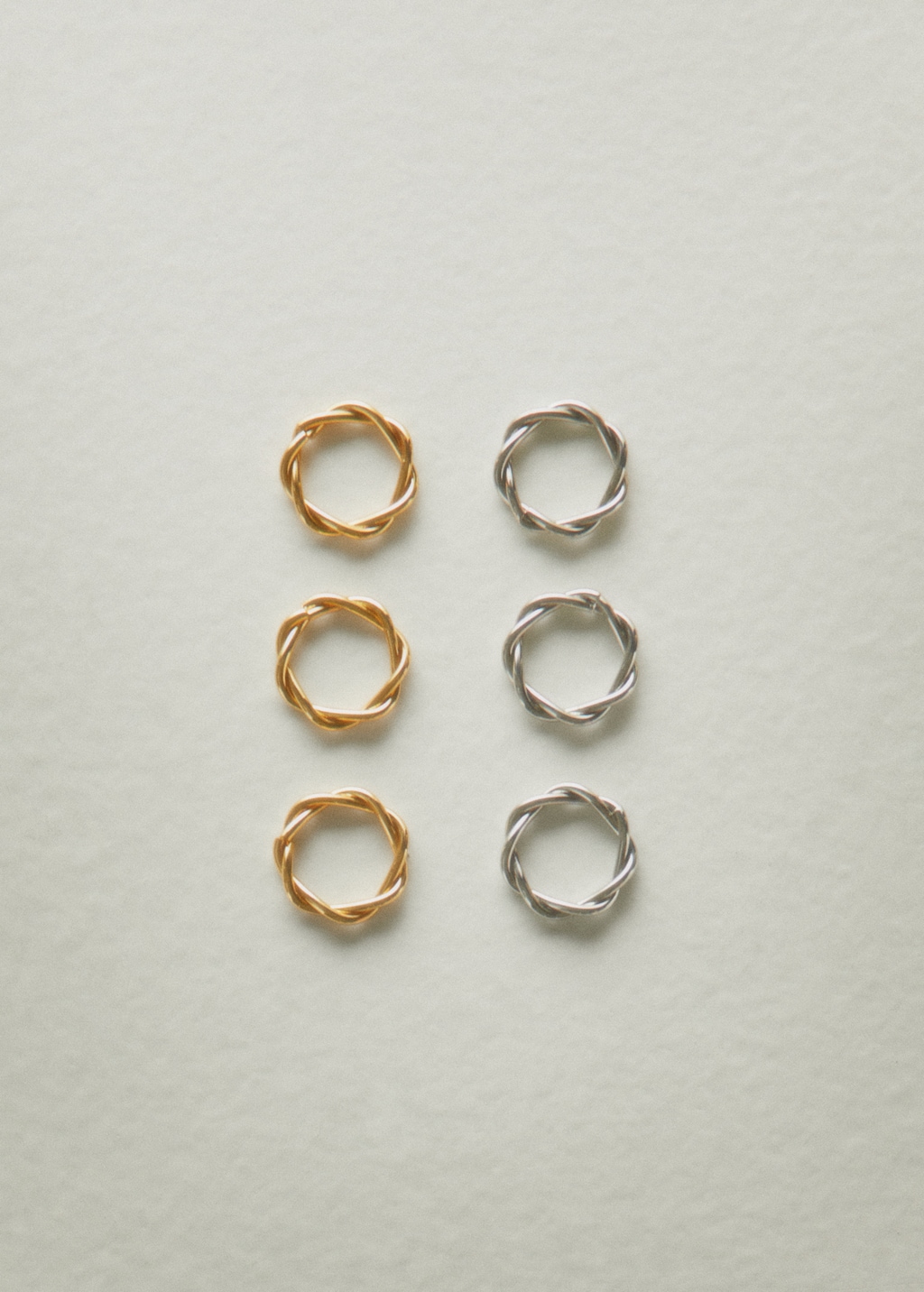 Set of interlocking rings  - Details of the article 8