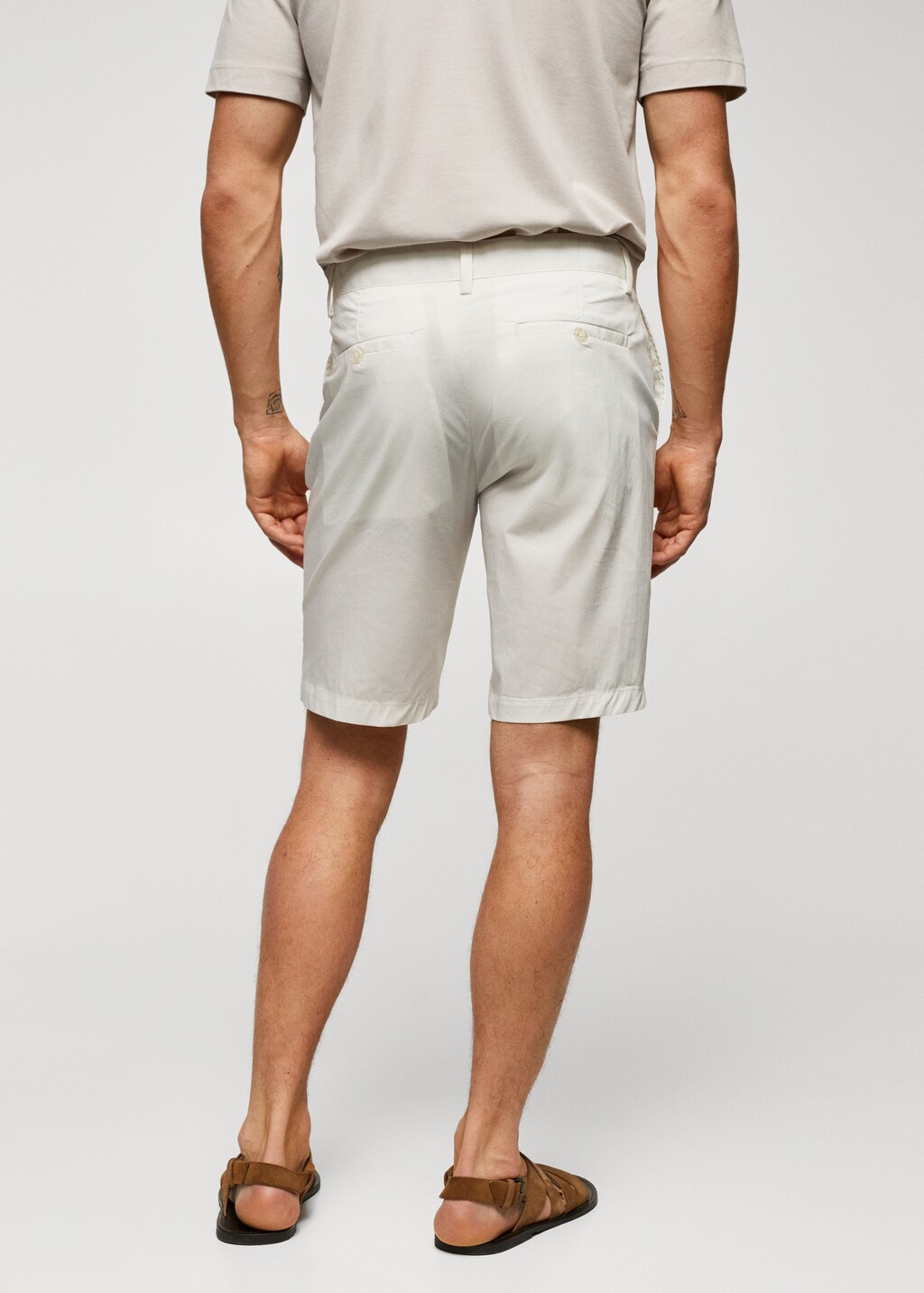 Cotton pleated Bermuda shorts - Reverse of the article