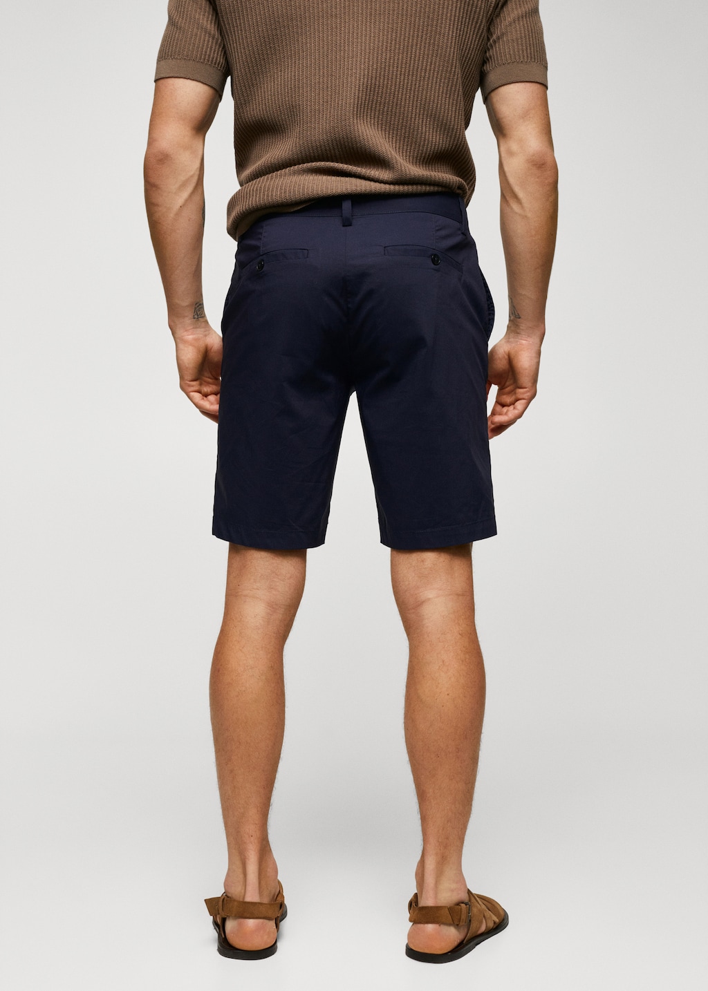 Cotton pleated Bermuda shorts - Reverse of the article