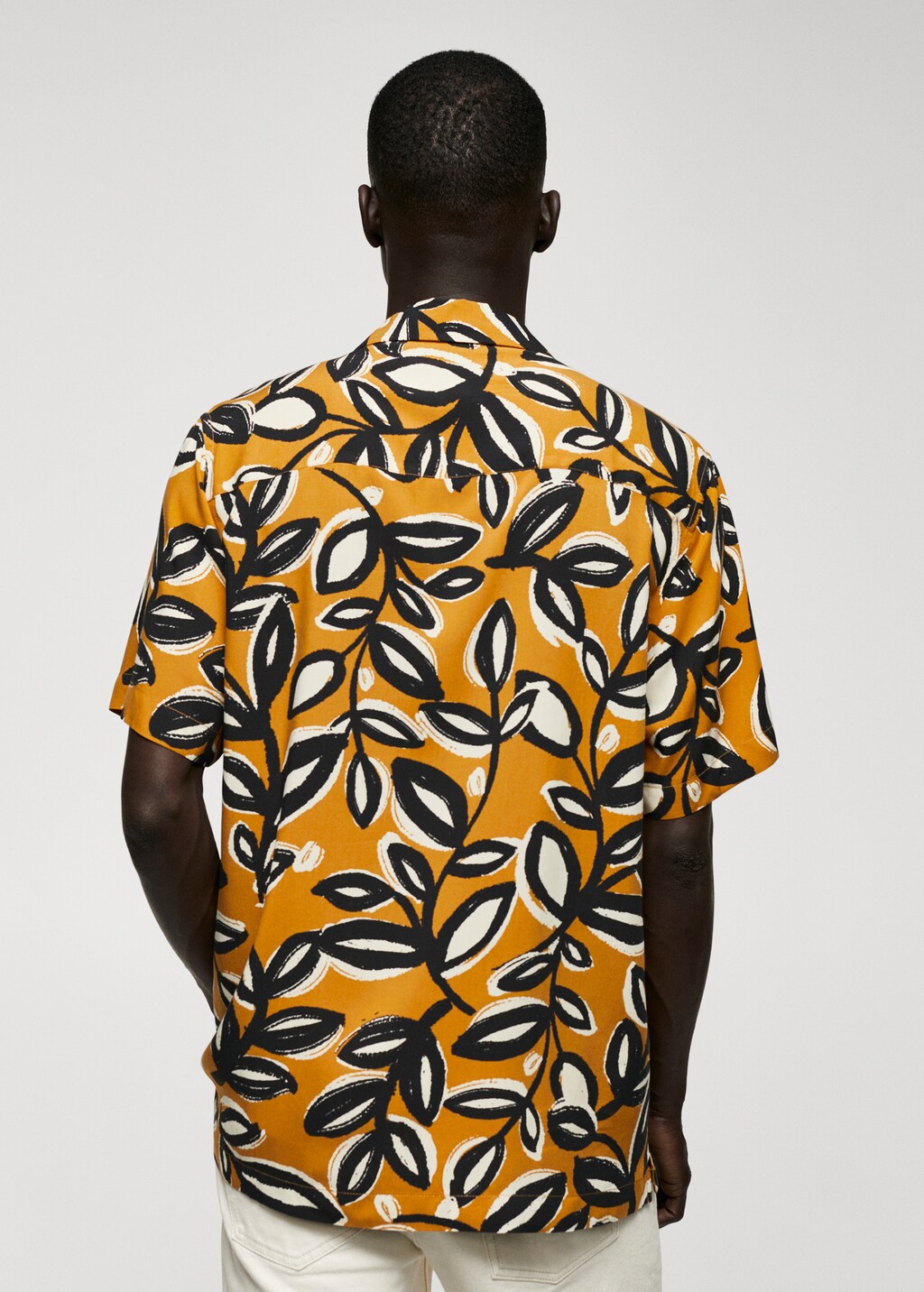 Flowing leaf-print shirt - Reverse of the article