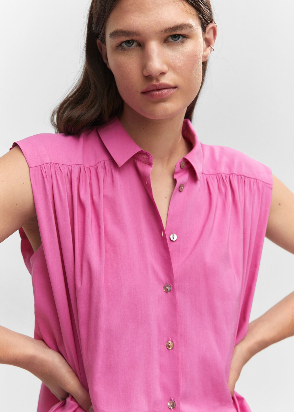 Sleeveless button-down shirt - Details of the article 1