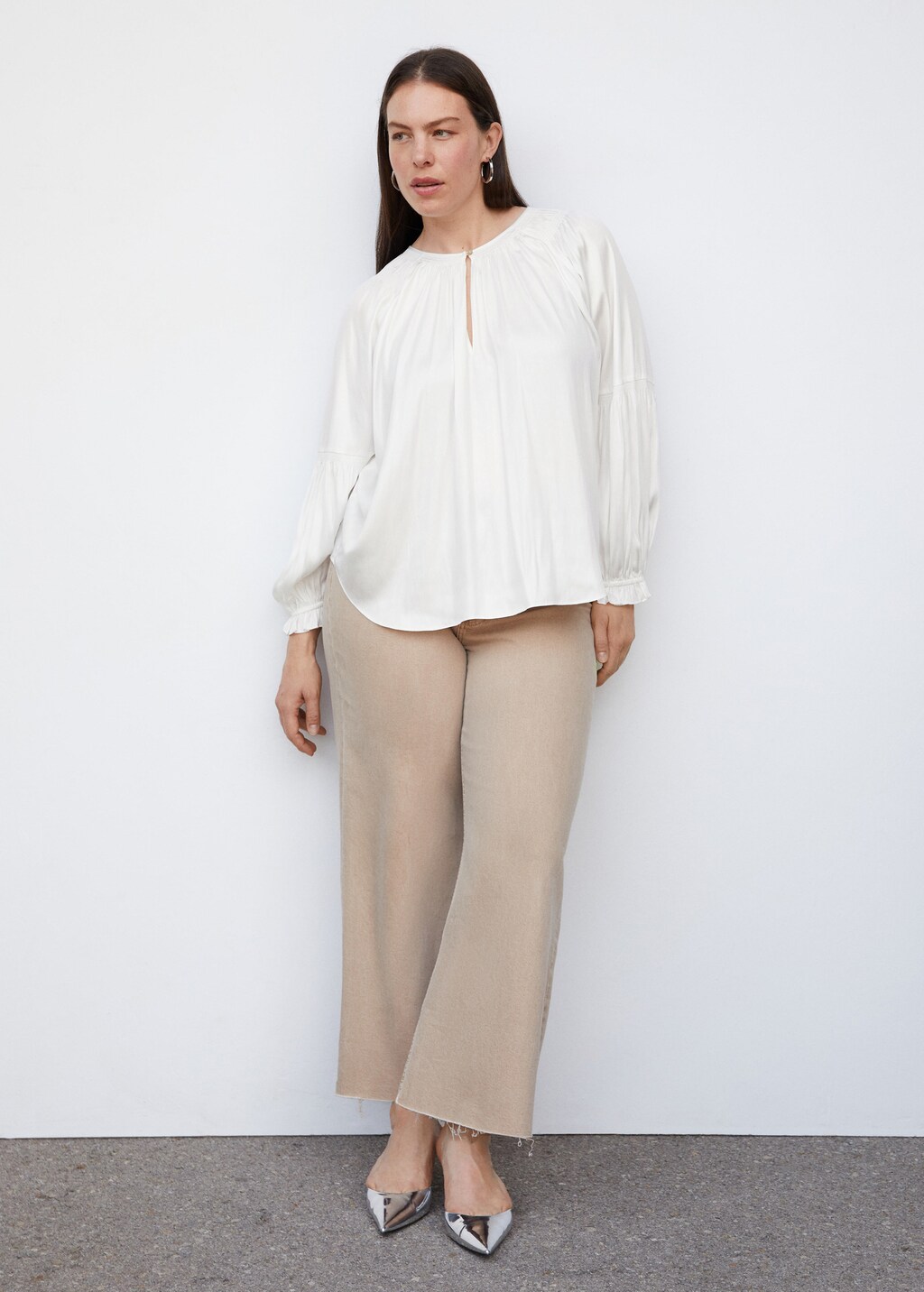 Pleated blouse with button - Details of the article 3