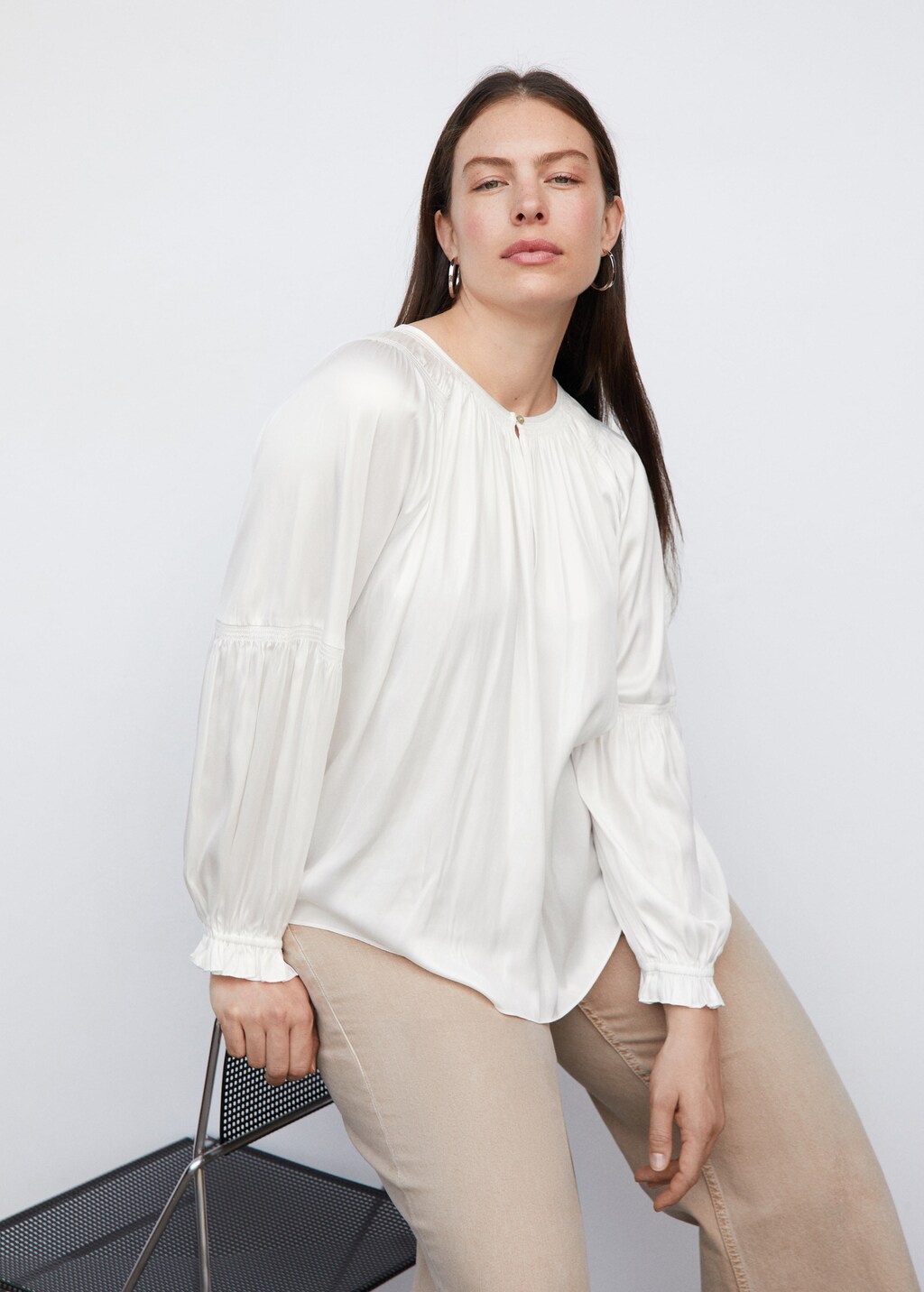 Pleated blouse with button - Details of the article 4