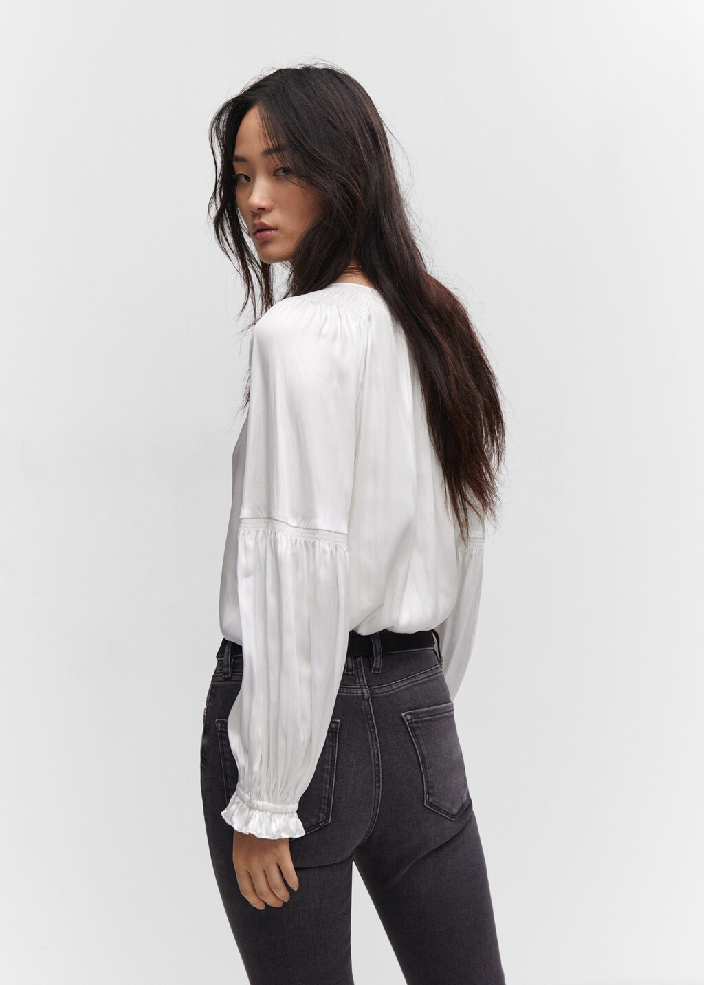 Pleated blouse with button - Reverse of the article