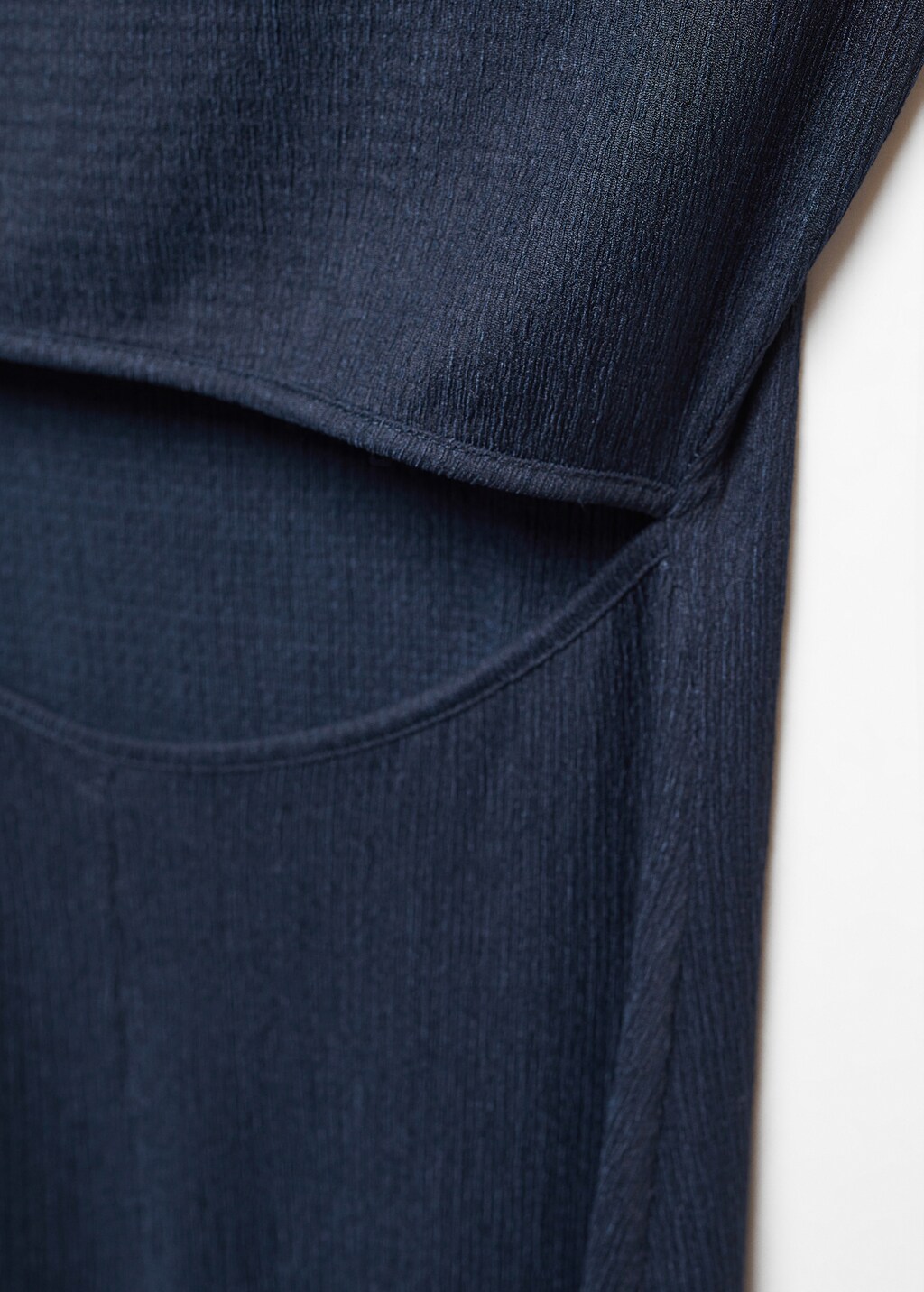 Textured dress with opening - Details of the article 8