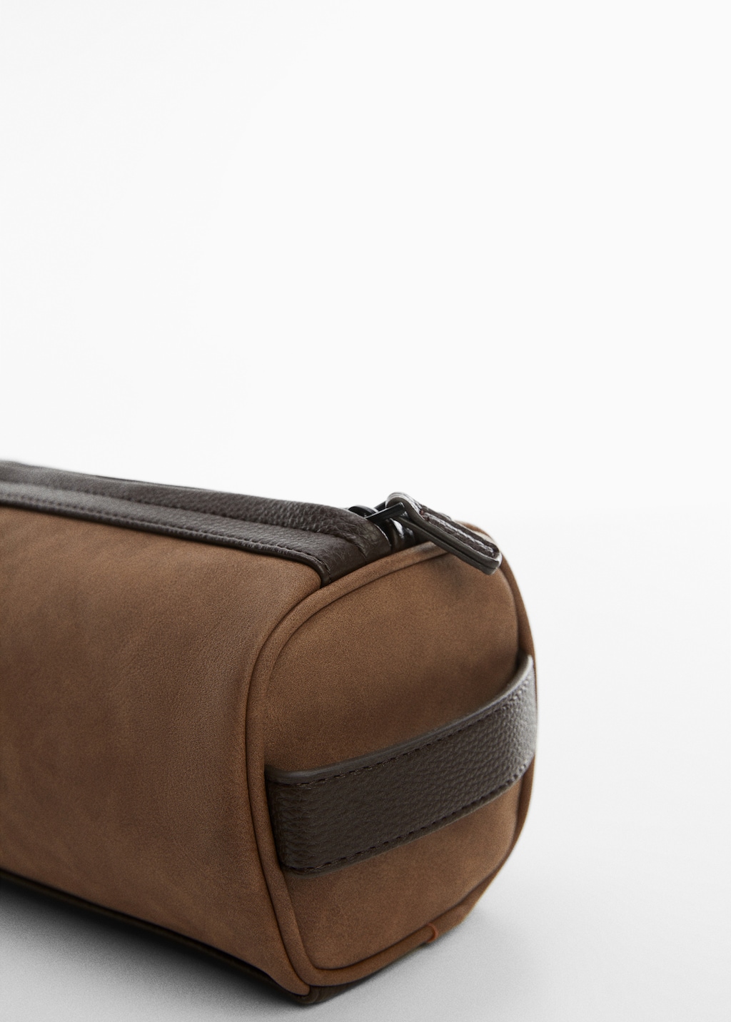 Pebbled leather-effect toiletry bag - Details of the article 1