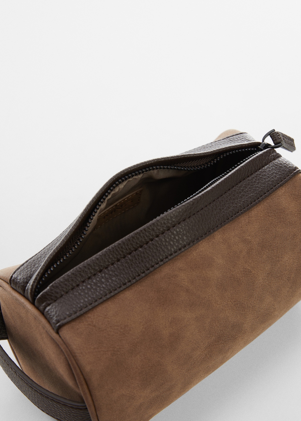 Pebbled leather-effect toiletry bag - Details of the article 2