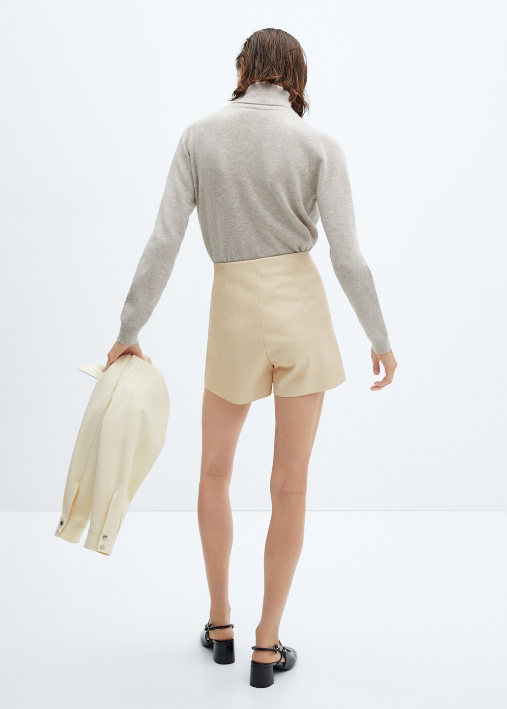 Pleated mid-rise shorts - Reverse of the article