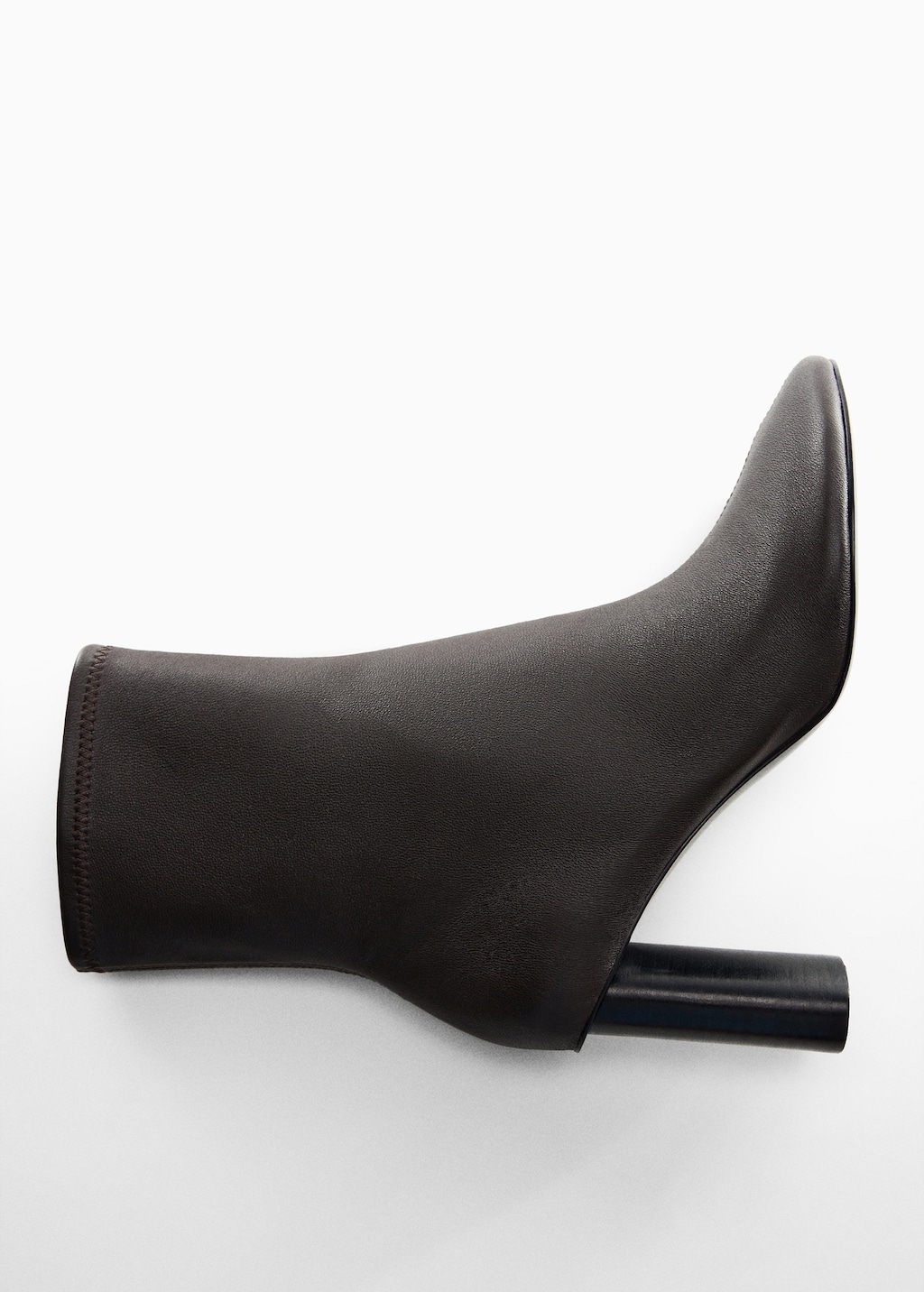 Rounded toe leather ankle boots - Details of the article 5