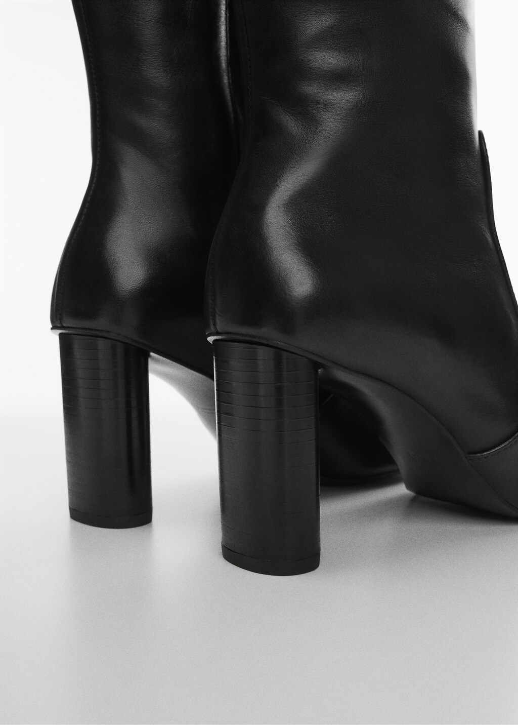 Round-toe leather boots - Details of the article 1