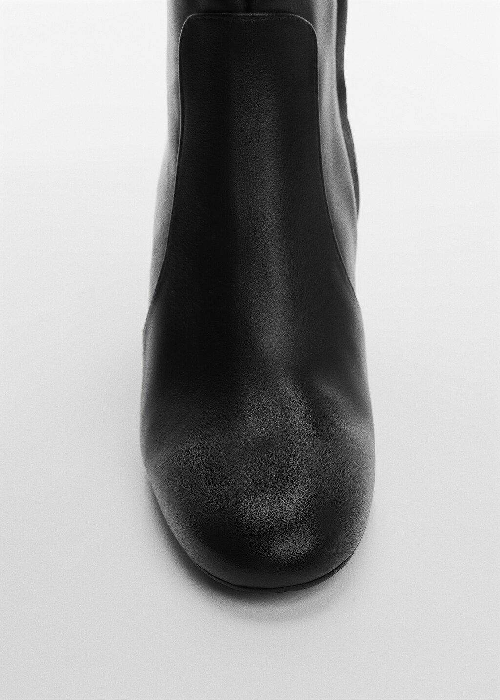 Round-toe leather boots - Details of the article 3