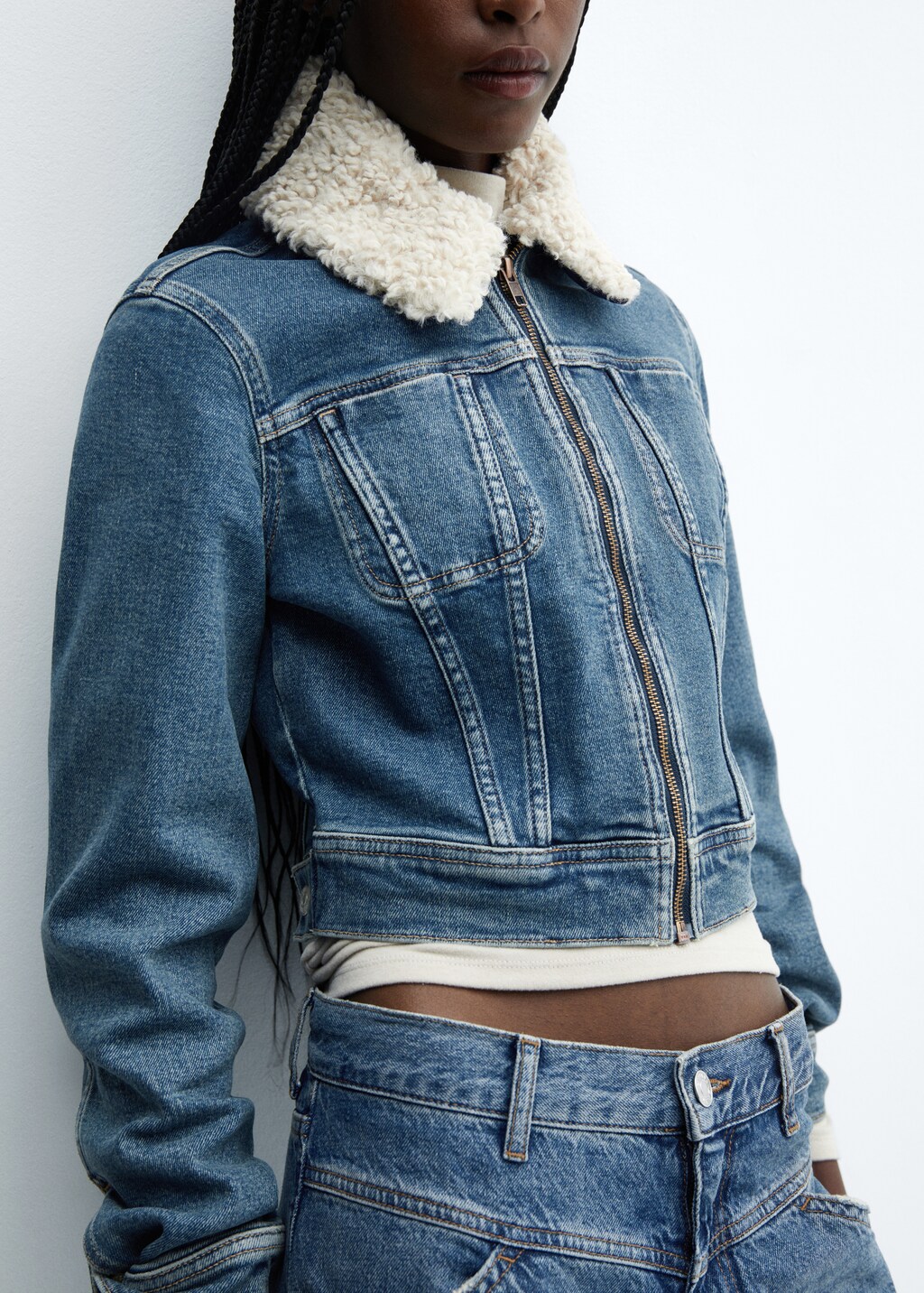 Jeansjacke mit Kunstshearling-Kragen - Detail des Artikels 6