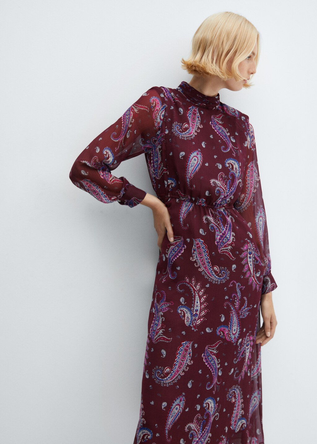 Fließendes Kleid mit Paisley-Muster - Mittlere Ansicht