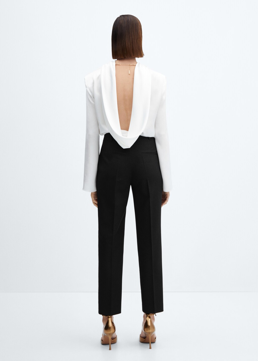 Open-back blouse with shoulder pads  - Reverse of the article