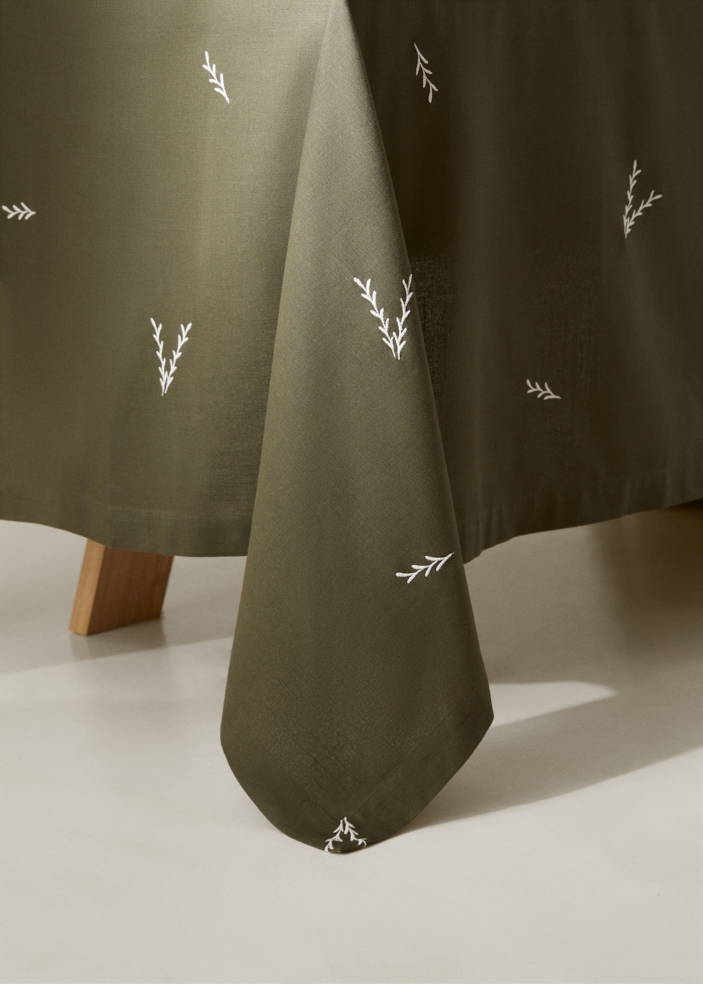 Embroidered 100% cotton tablecloth 170x250cm - Details of the article 8