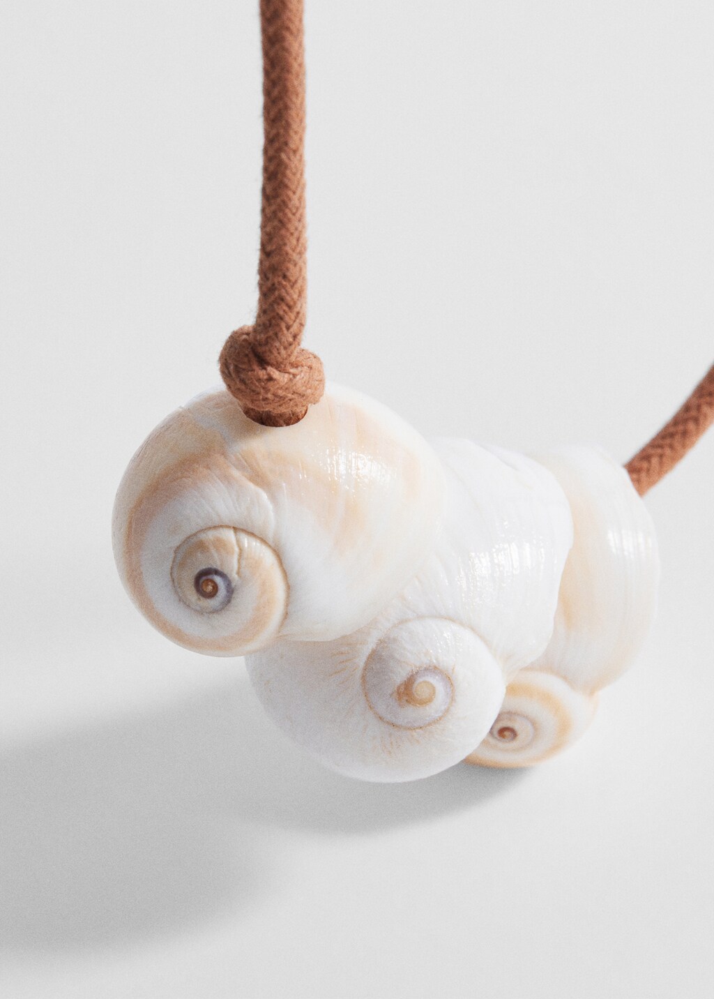 Shell pendant necklace - Details of the article 1