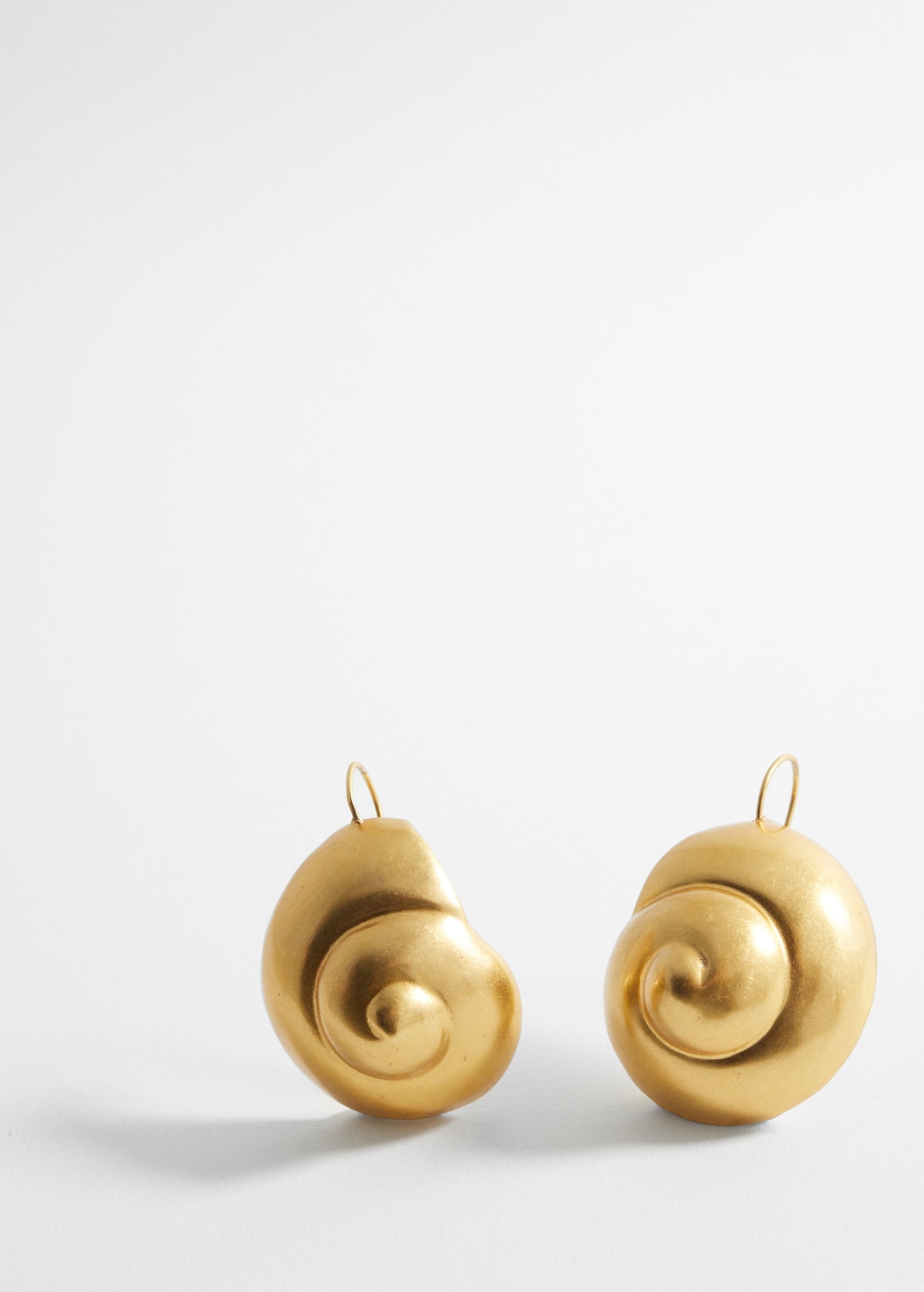 Metallic shell earrings - Details of the article 1