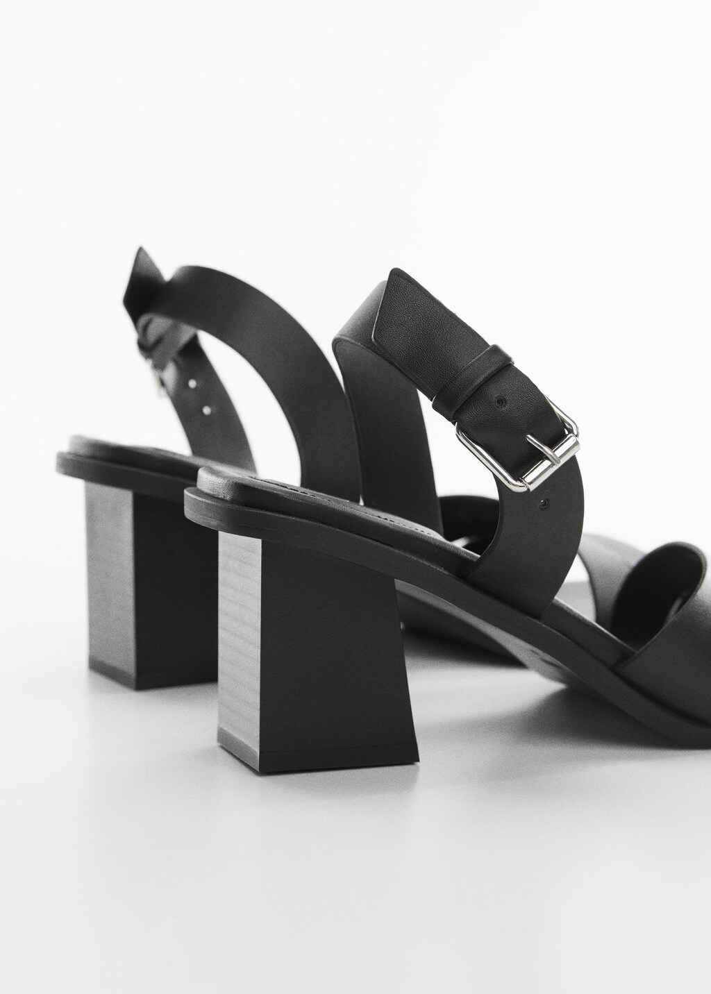 Block-heel sandals - Details of the article 2