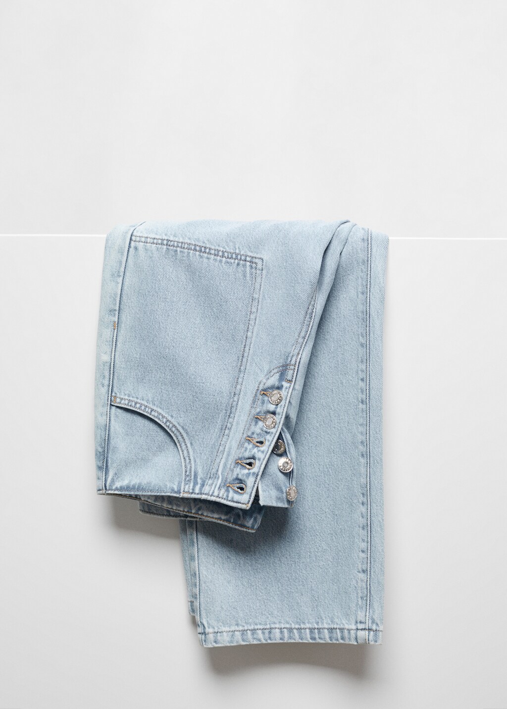 Cropped straight-leg jeans with buttons - Details of the article 8