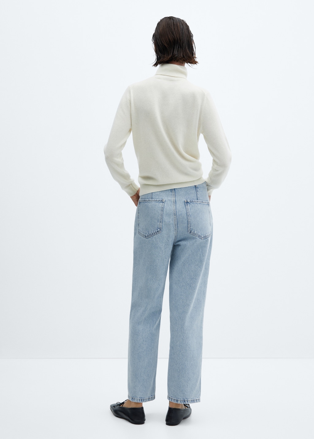 Cropped straight-leg jeans with buttons - Reverse of the article