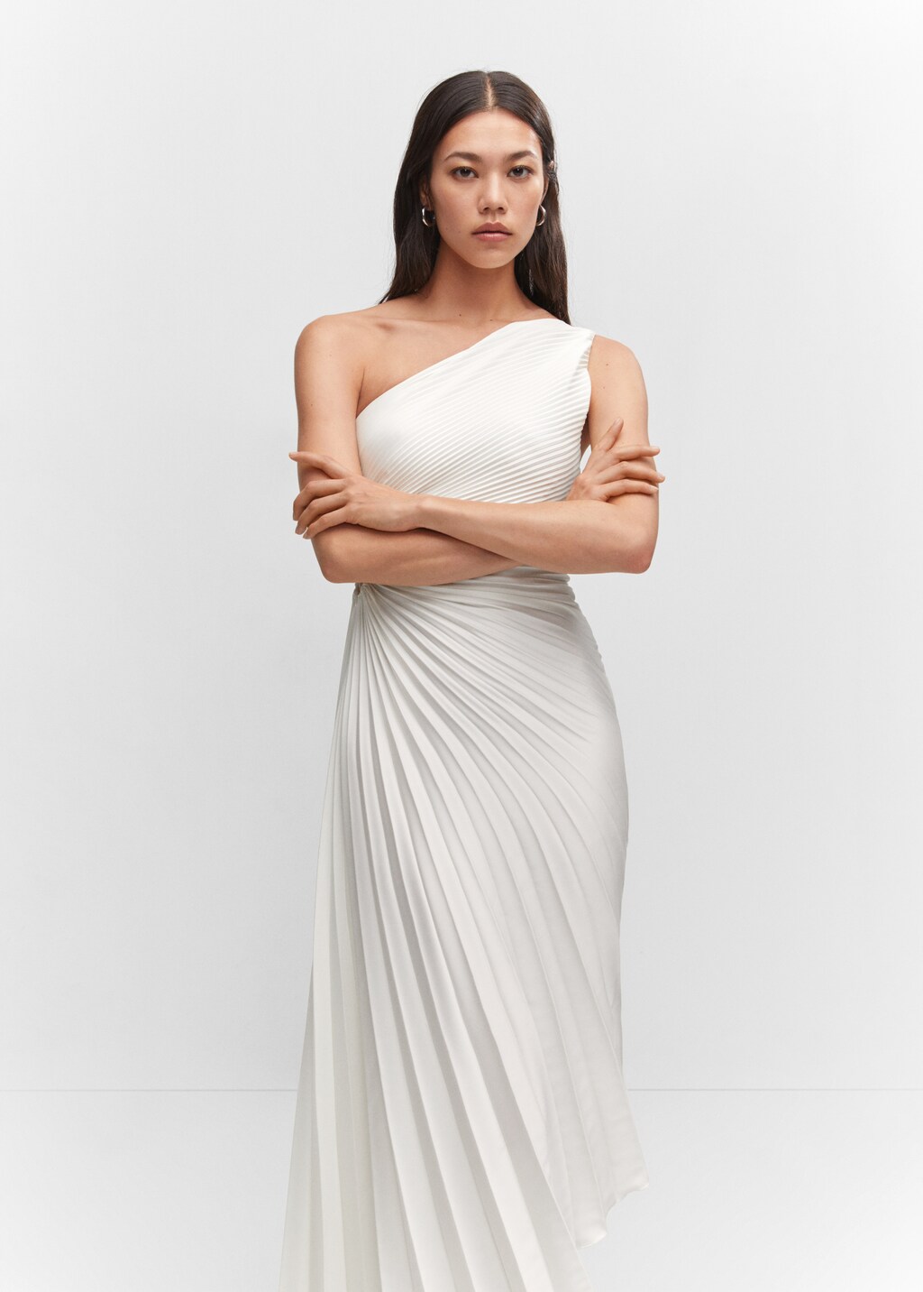 Robe asymétrique plissée - Plan moyen