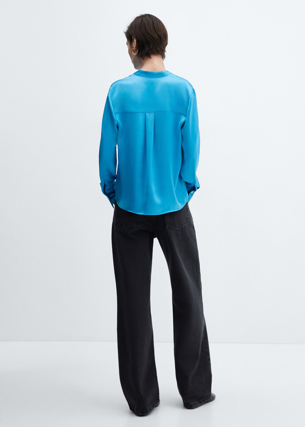 Round-neck satin shirt - Reverse of the article