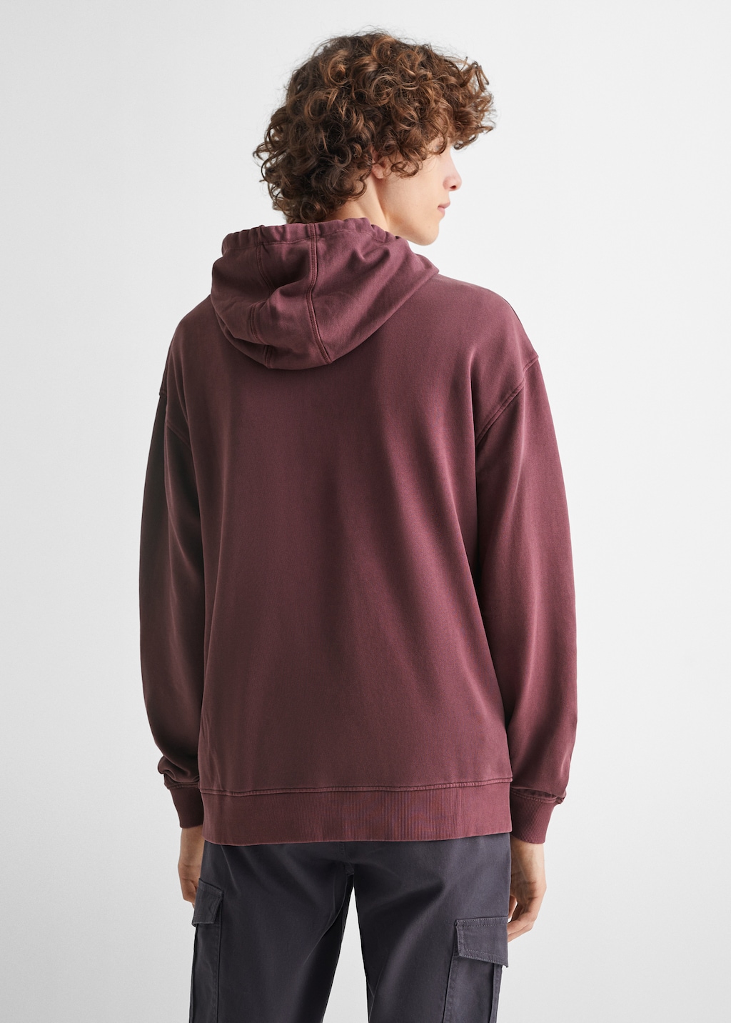 Gemustertes Sweatshirt mit Aufschrift - Rückseite des Artikels