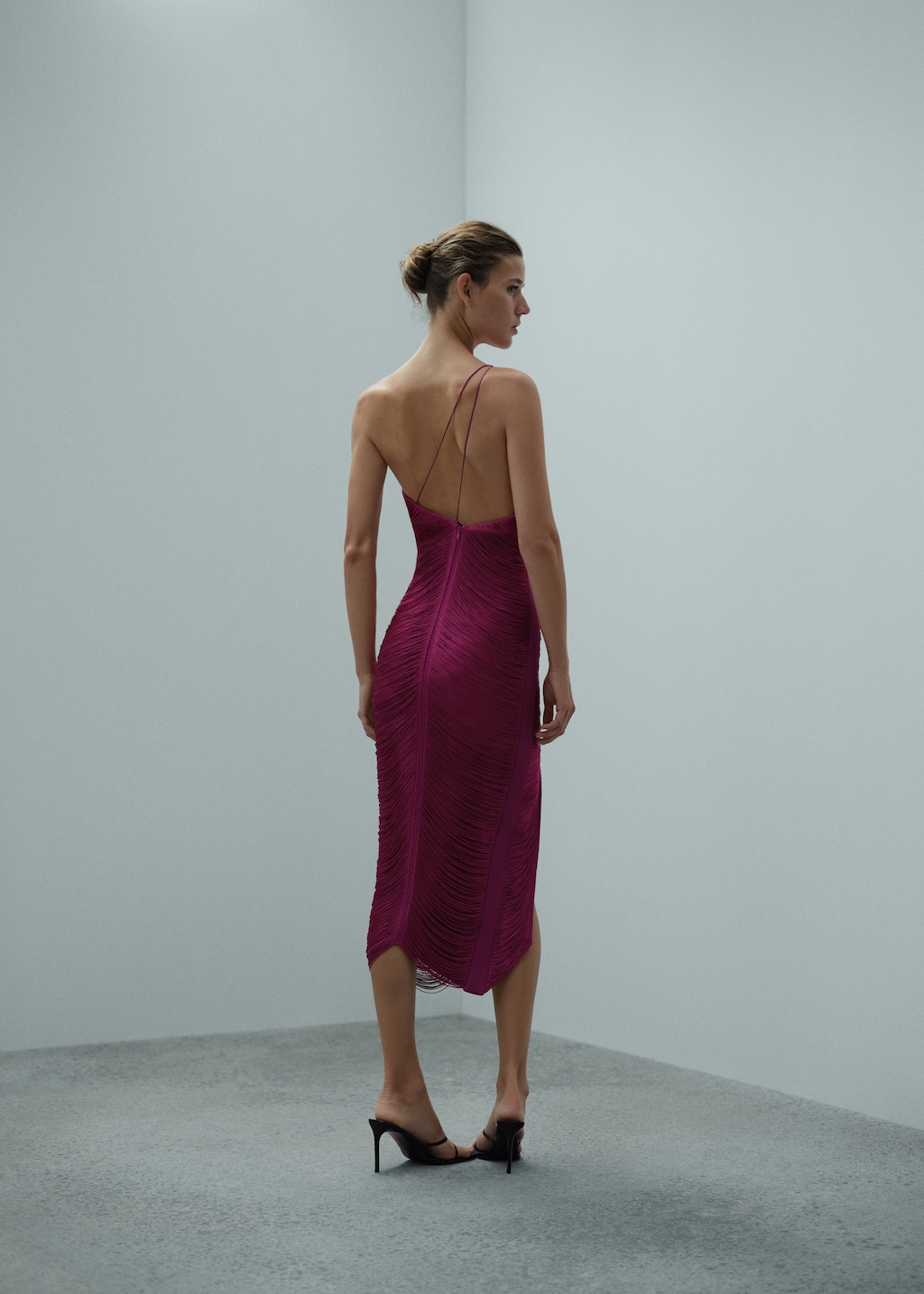 Asymmetrical dress with fringes - Reverse of the article