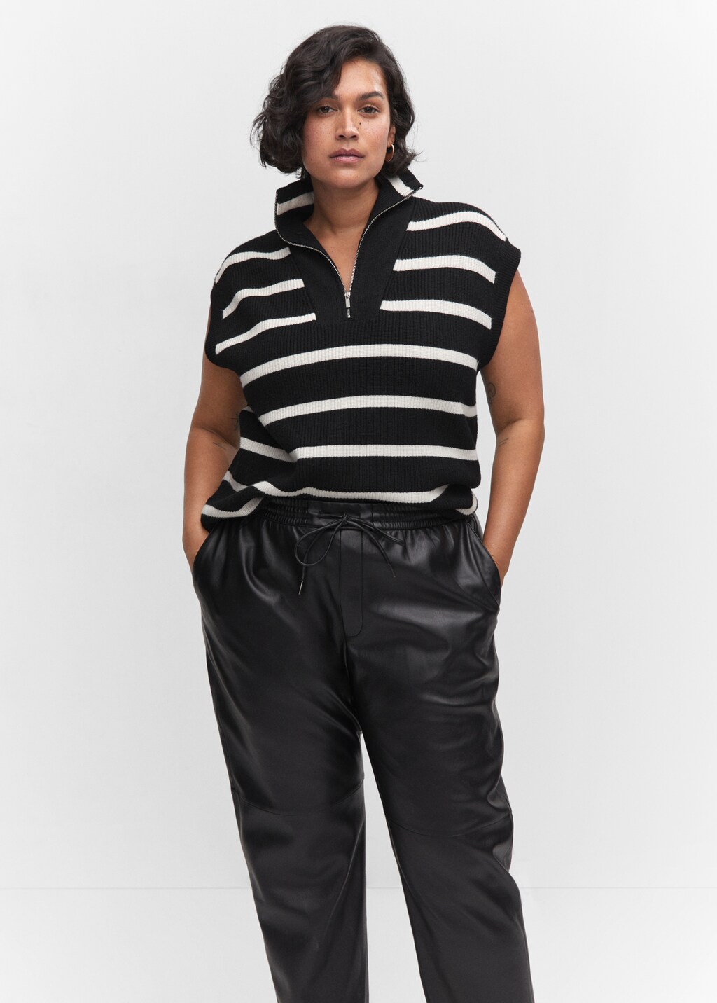 Leather-effect elastic waist trousers - Details of the article 5