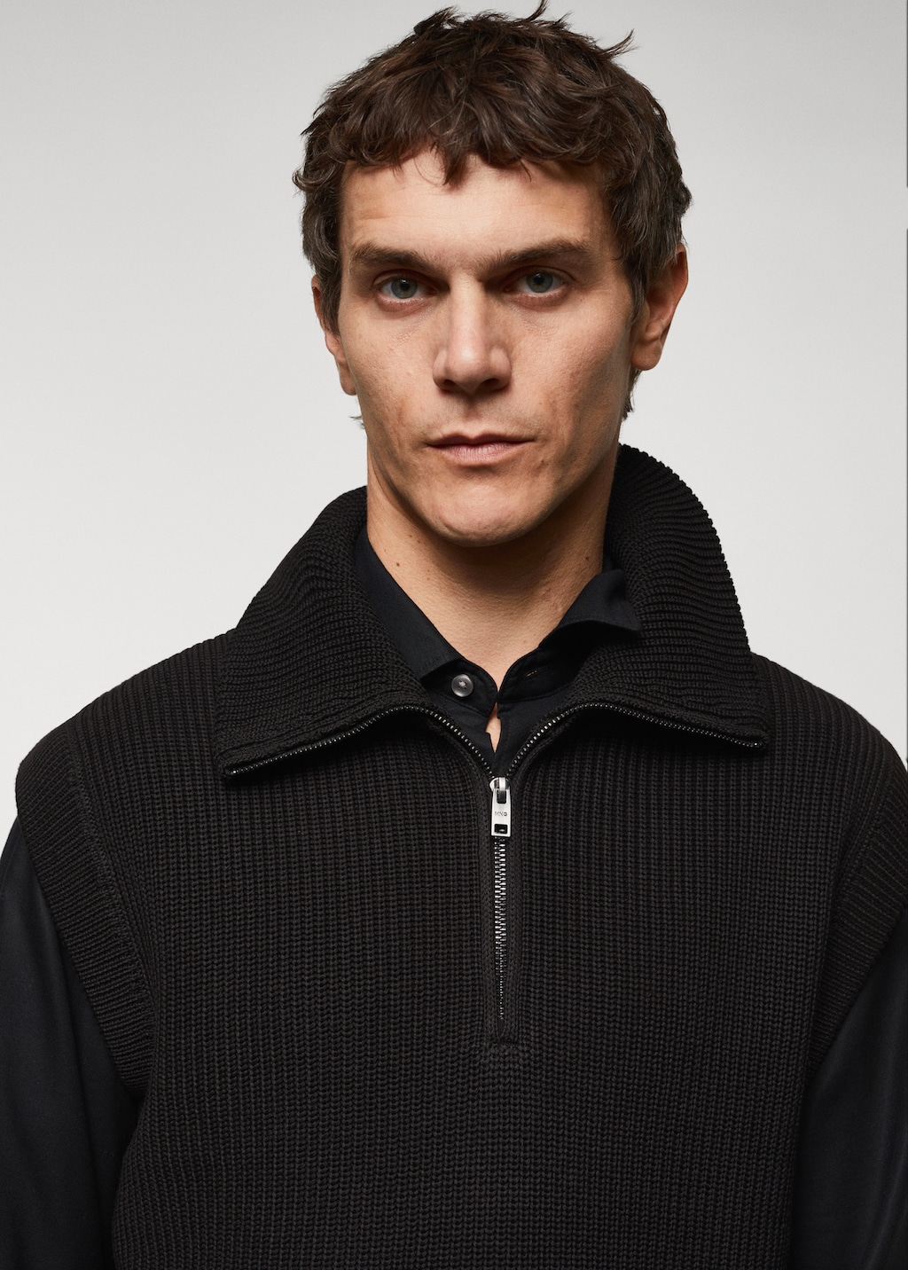 Perkins-neck gilet with zip  - Details of the article 1