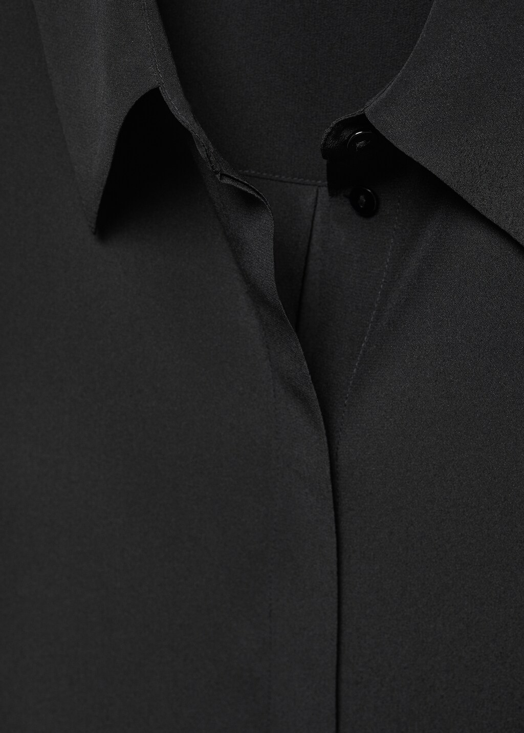 Silk shirt with hidden buttons  - Details of the article 8