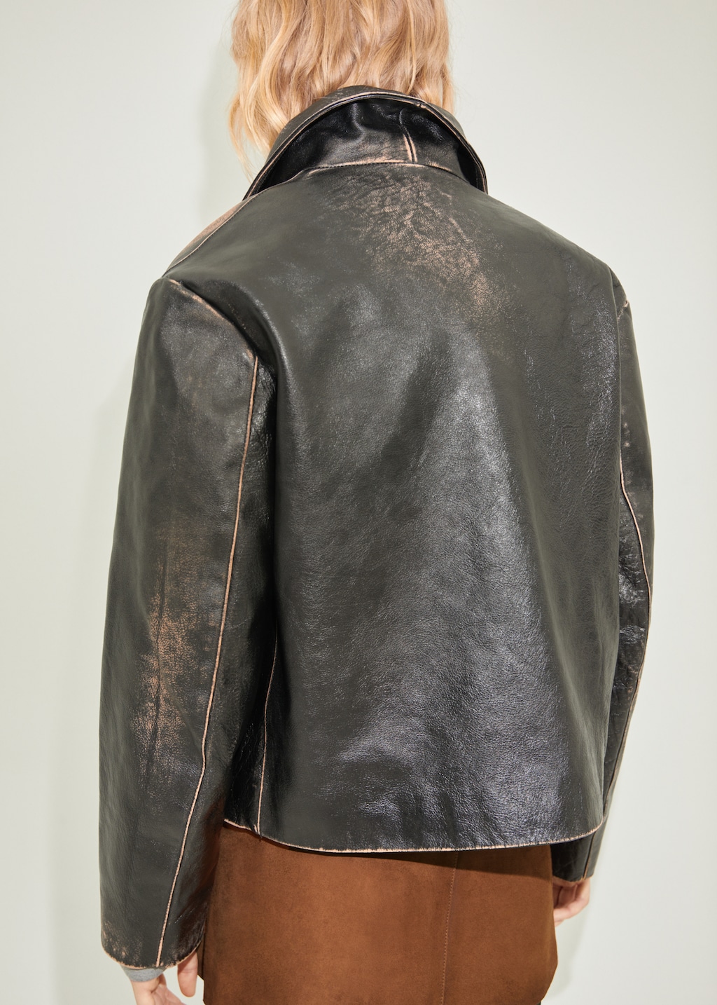 Leather jacket with worn effect - Reverse of the article