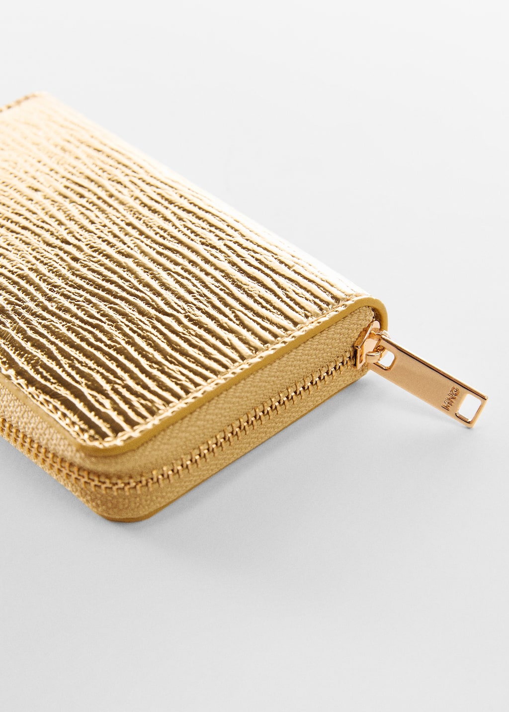 Textured <b>wallet</b> with embossed logo - Details of the article 1.