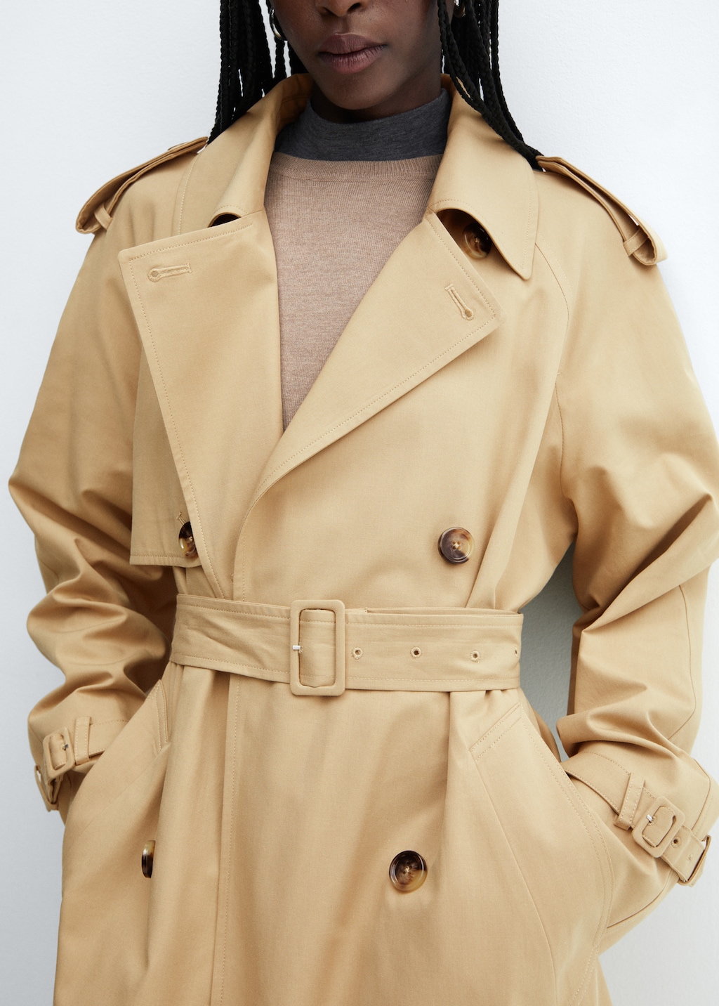 Fließender Trenchcoat mit Gürtel - Detail des Artikels 6