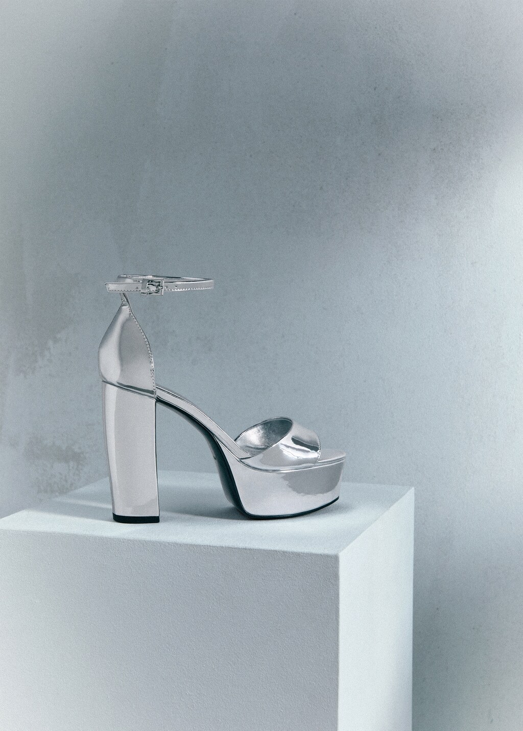 Metallic heel sandals - Details of the article 9