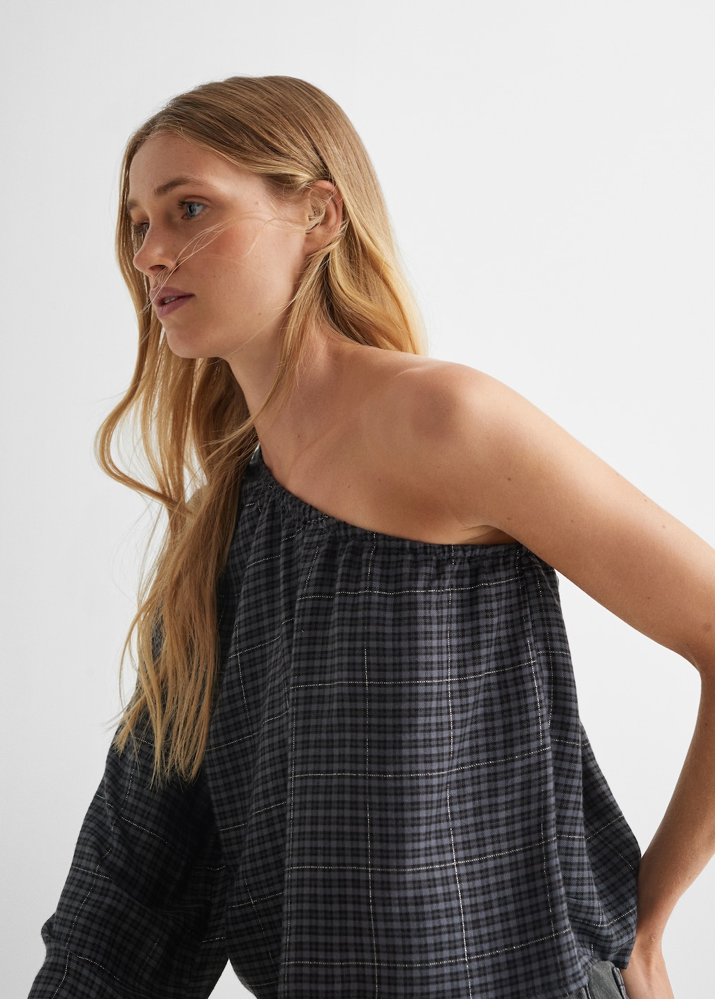 Asymmetric checked blouse - Details of the article 1