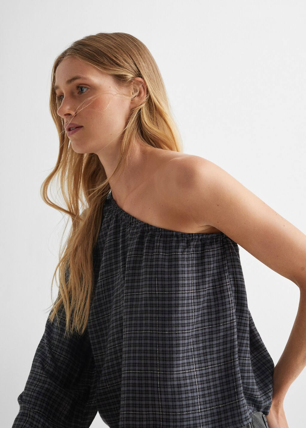 Asymmetric checked blouse - Details of the article 1