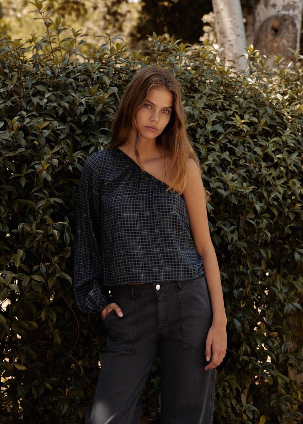 Asymmetric checked blouse - Details of the article 5