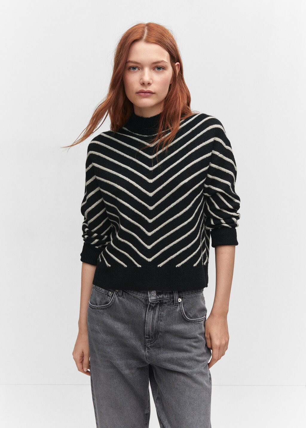 Pull-over rayures col montant - Plan moyen