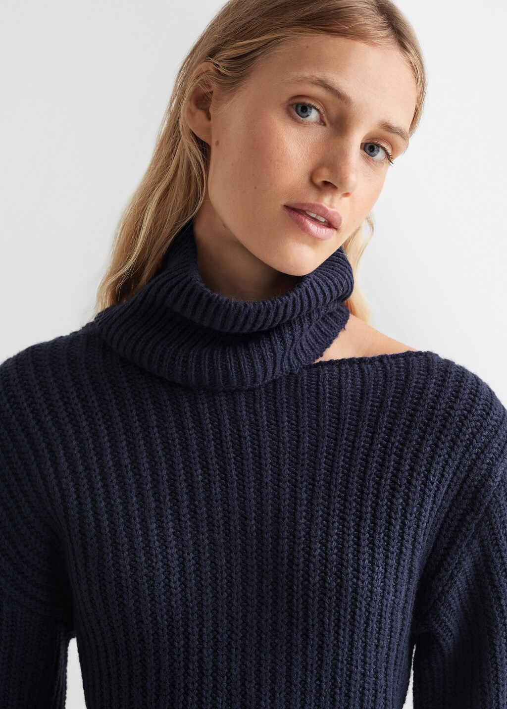 Open-neck sweater - Details of the article 1