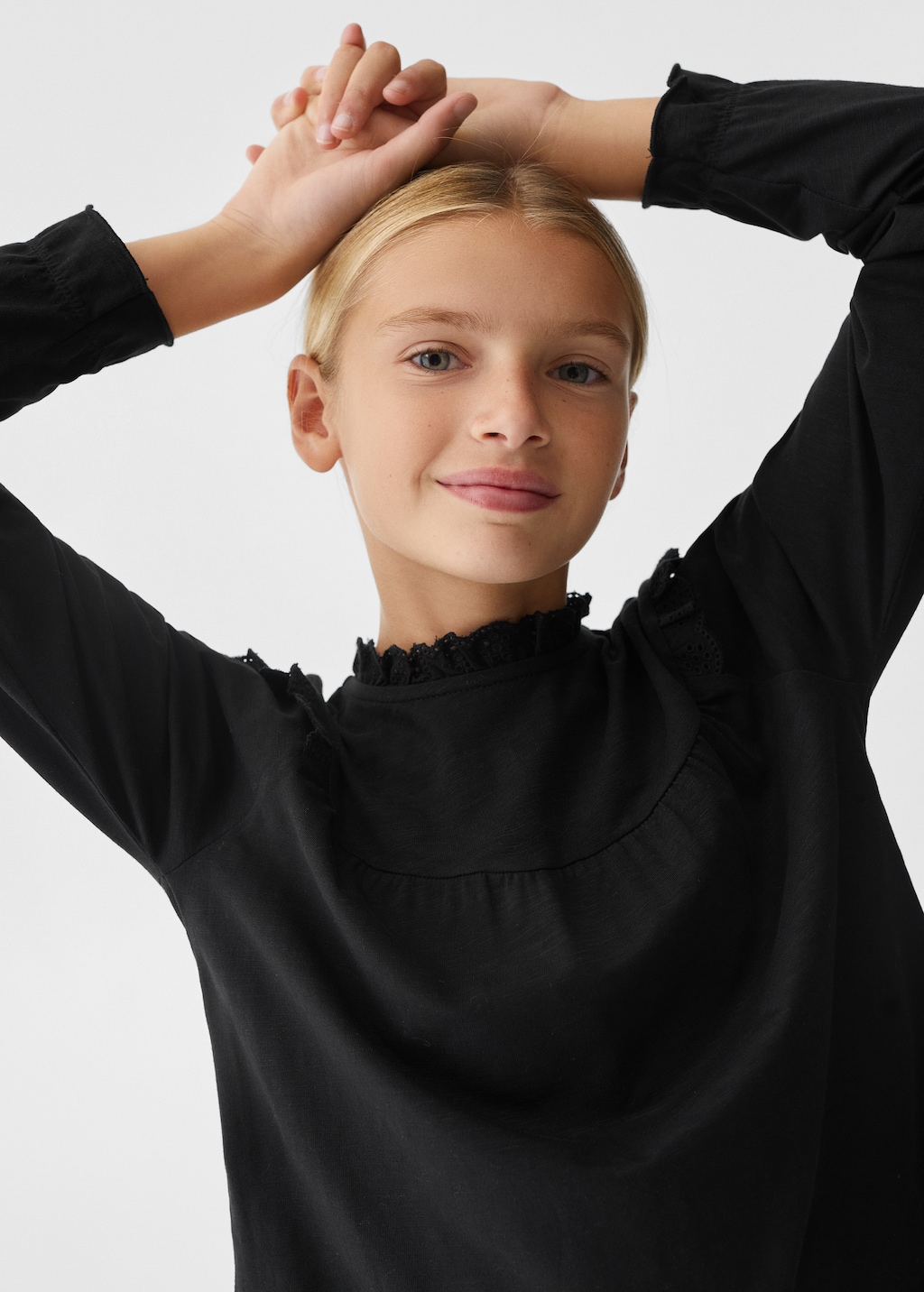 Long -sleeved t-shirt with ruffles - Details of the article 1